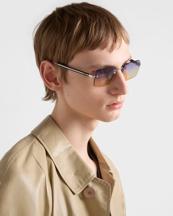 Gafas de sol con la icónica placa metálica Gafas de sol con la icónica placa metálica