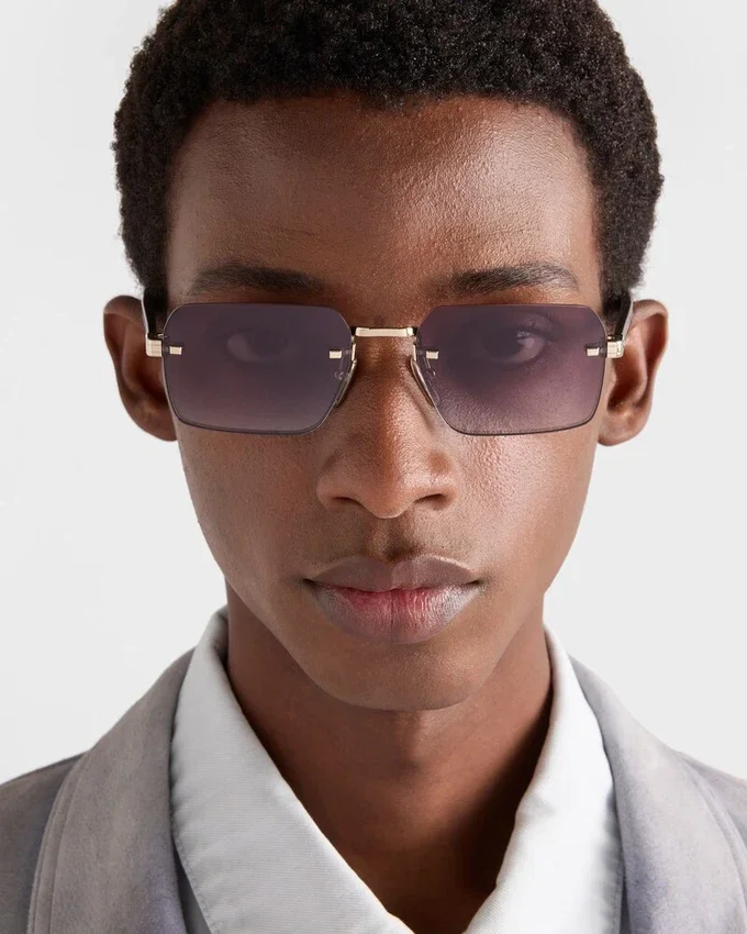 Gafas de sol con la icónica placa metálica Gafas de sol con la icónica placa metálica