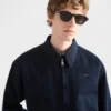 Gafas de sol con la icónica placa metálica Gafas de sol con la icónica placa metálica