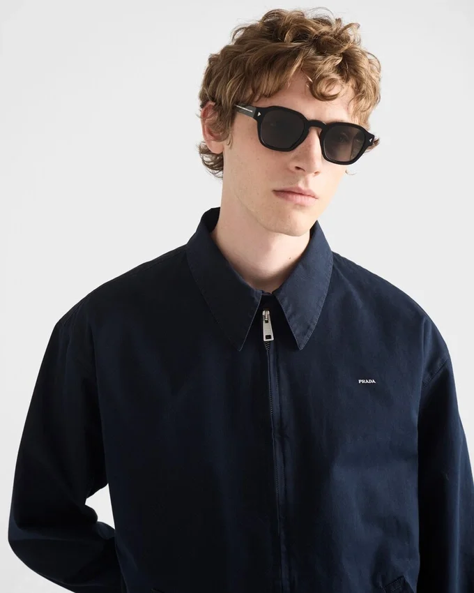 Gafas de sol con la icónica placa metálica Gafas de sol con la icónica placa metálica