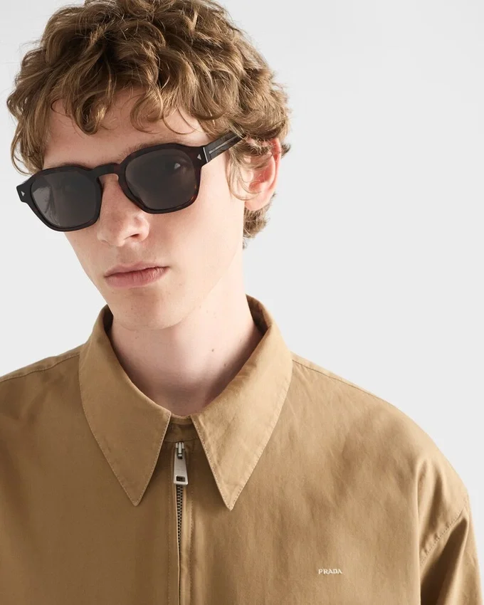 Gafas de sol con la icónica placa metálica Gafas de sol con la icónica placa metálica
