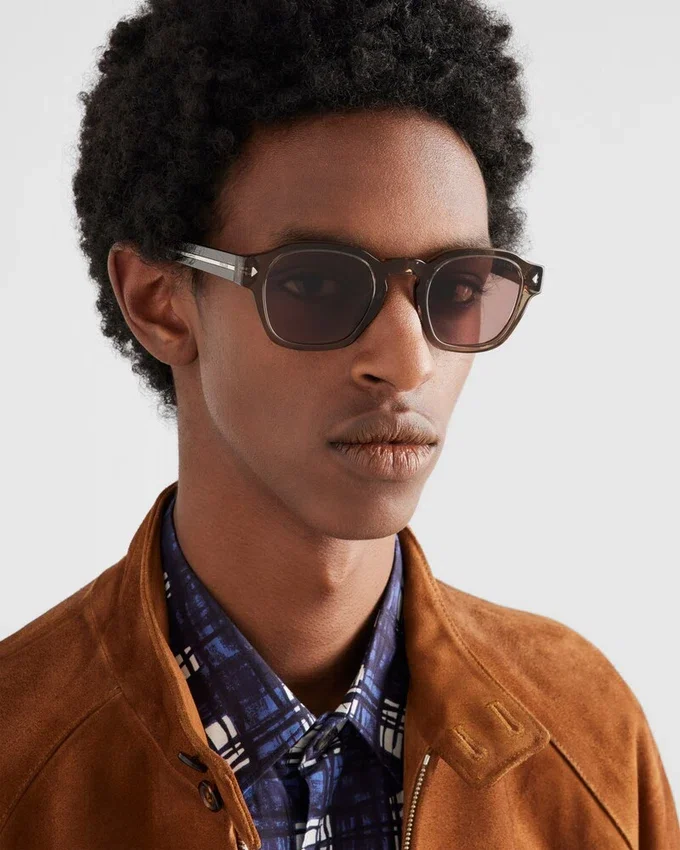 Gafas de sol con la icónica placa metálica Gafas de sol con la icónica placa metálica