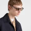 Gafas de sol con la icónica placa metálica Gafas de sol con la icónica placa metálica