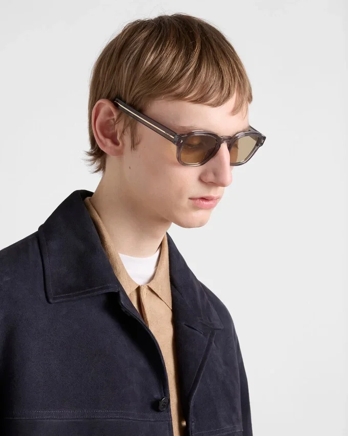 Gafas de sol con la icónica placa metálica Gafas de sol con la icónica placa metálica