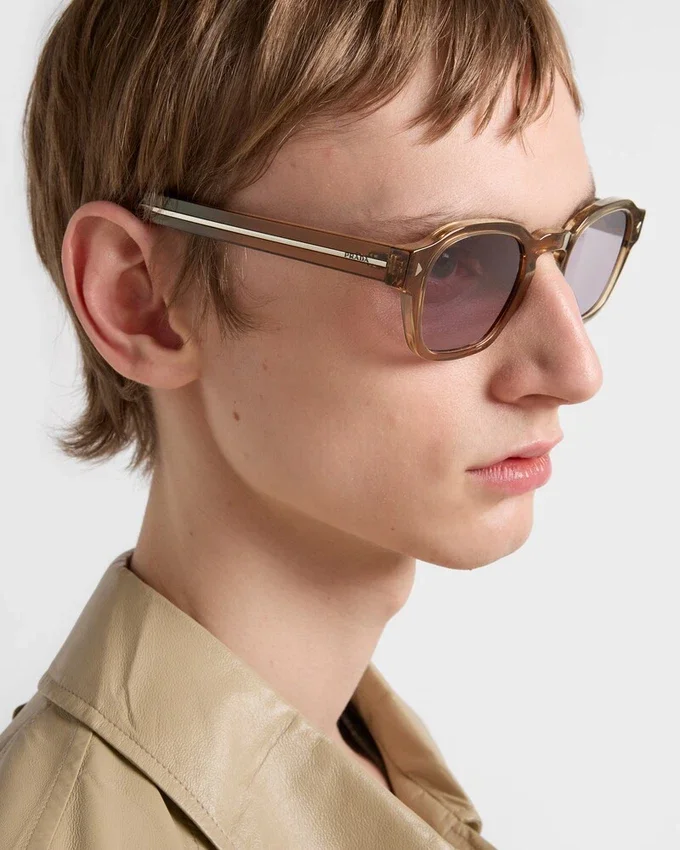 Gafas de sol con la icónica placa metálica Gafas de sol con la icónica placa metálica