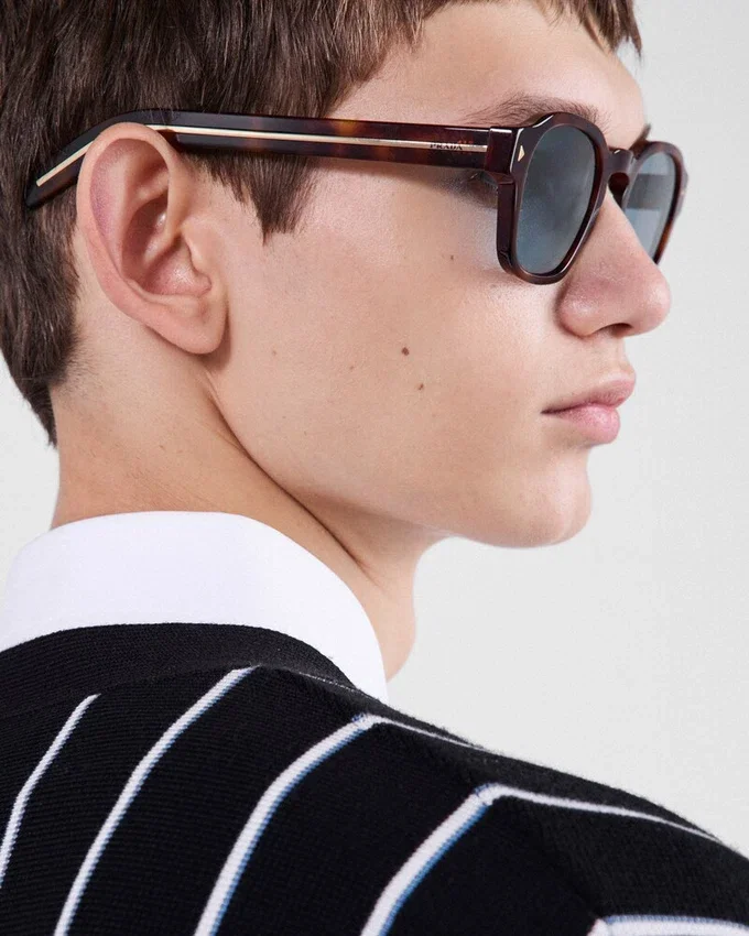 Gafas de sol con la icónica placa metálica Gafas de sol con la icónica placa metálica