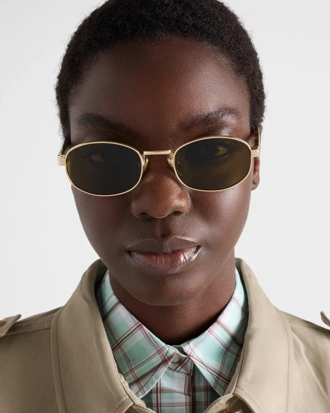 Gafas de sol con la icónica placa metálica Gafas de sol con la icónica placa metálica