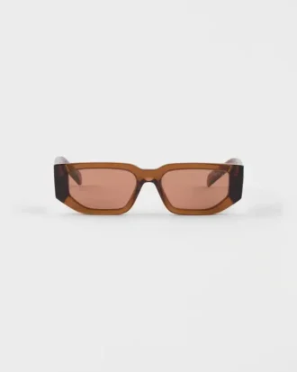 Gafas de sol con logotipo triangular