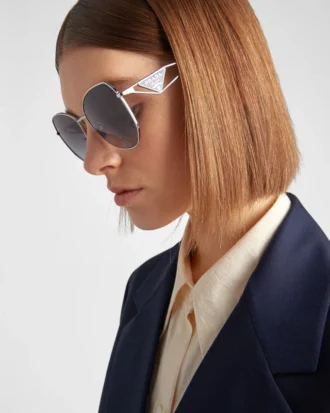 Gafas de sol con logotipo triangular