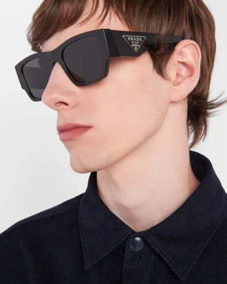 Gafas de sol con logotipo triangular