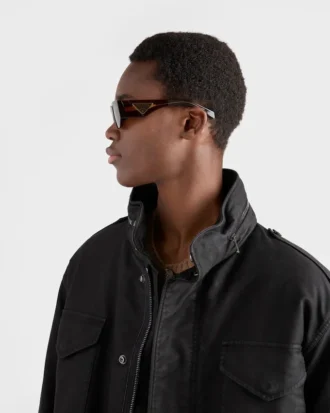 Gafas de sol con logotipo triangular