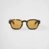 Gafas de sol con placa metálica icónica
