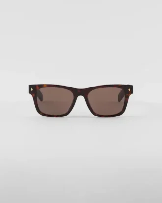 Gafas de sol con placa metálica icónica