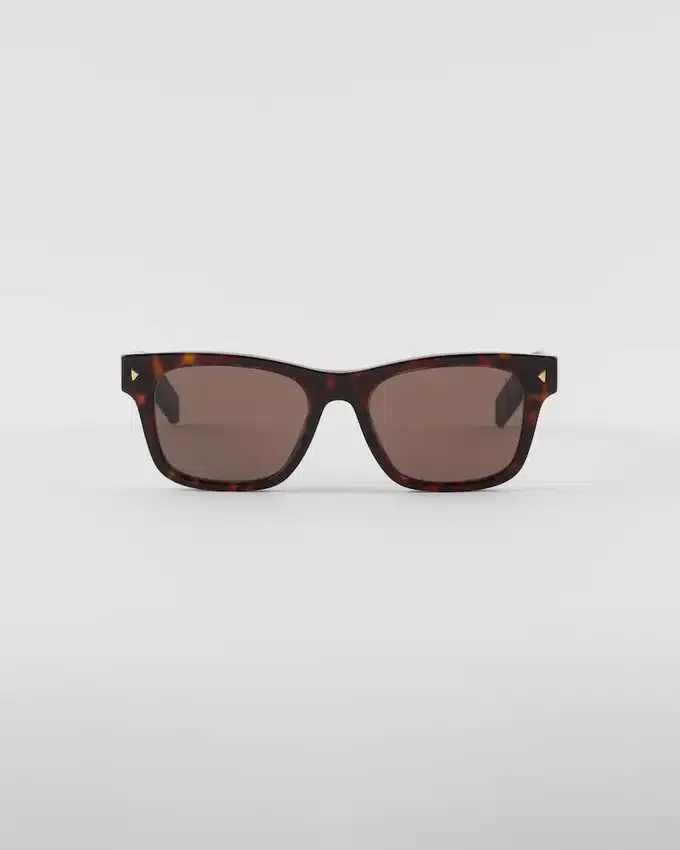 Gafas de sol con placa metálica icónica Gafas de sol con placa metálica icónica