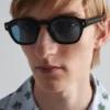 Gafas de sol con placa metálica icónica