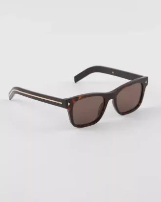 Gafas de sol con placa metálica icónica