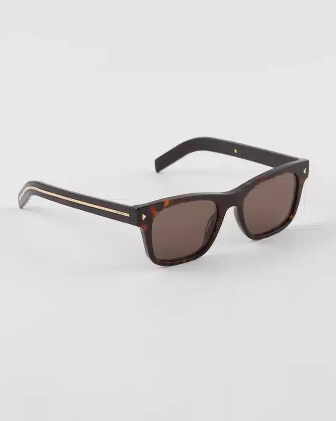 Gafas de sol con placa metálica icónica Gafas de sol con placa metálica icónica