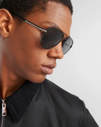 Gafas de sol con placa metálica icónica