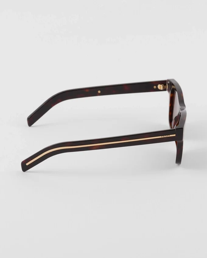 Gafas de sol con placa metálica icónica Gafas de sol con placa metálica icónica