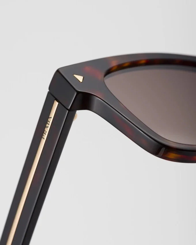 Gafas de sol con placa metálica icónica Gafas de sol con placa metálica icónica