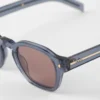Gafas de sol con placa metálica icónica