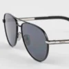 Gafas de sol con placa metálica icónica