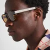 Gafas de sol con placa metálica icónica