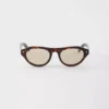 Gafas de sol Prada con la icónica placa metálica Gafas de sol Prada con la icónica placa metálica