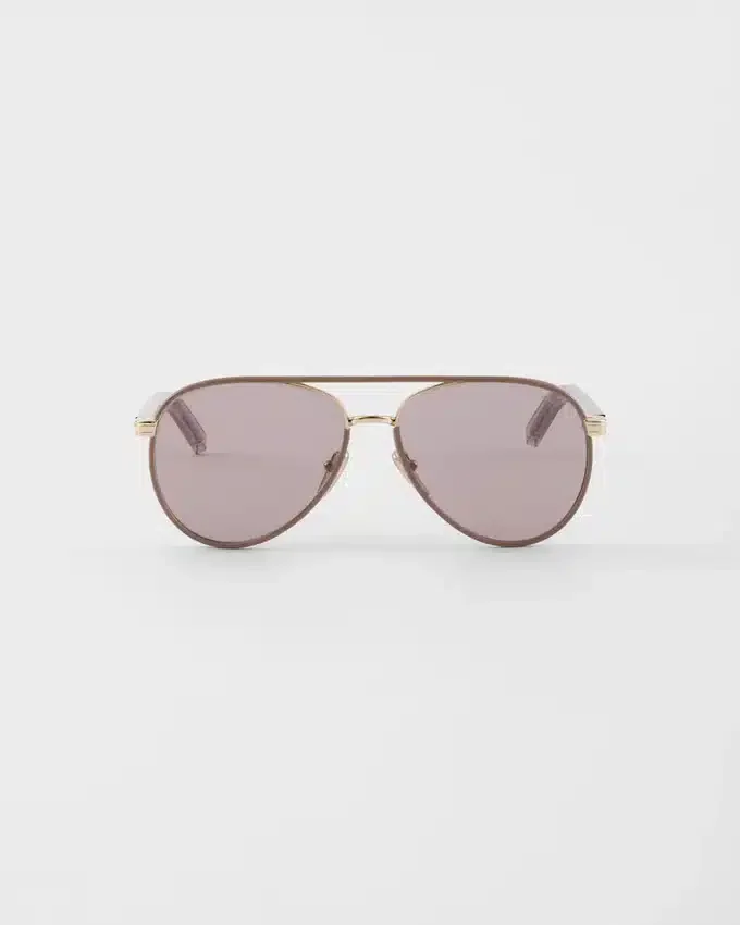 Gafas de sol Prada con la icónica placa metálica Gafas de sol Prada con la icónica placa metálica