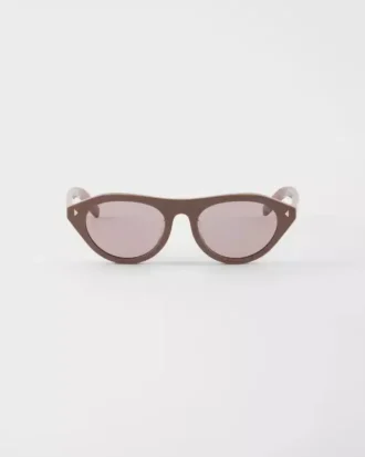 Gafas de sol Prada con la icónica placa metálica Gafas de sol Prada con la icónica placa metálica