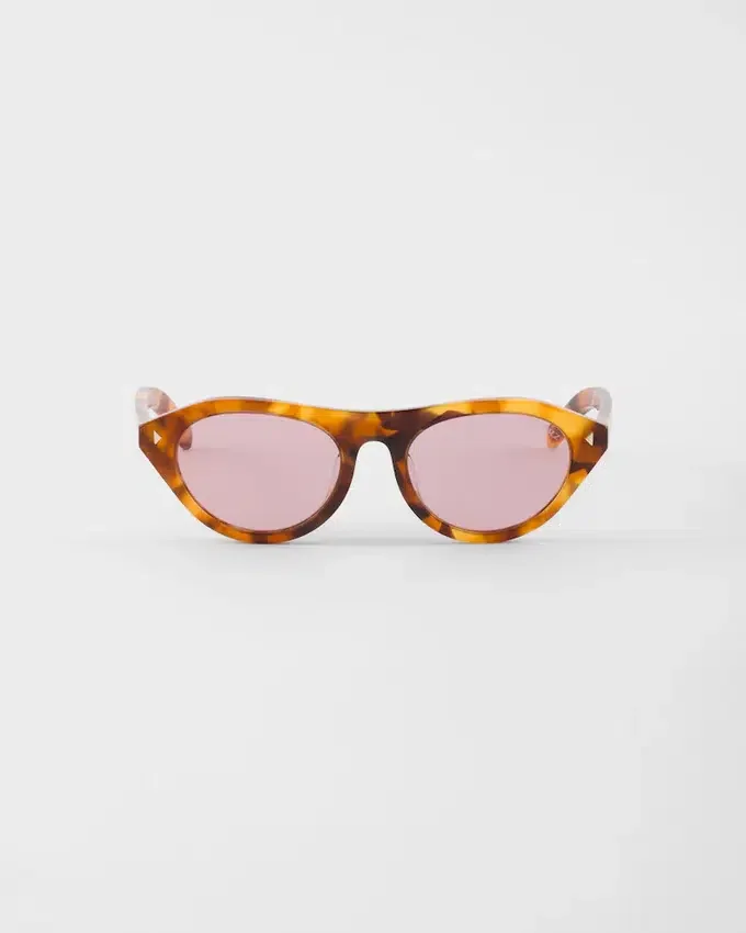 Gafas de sol Prada con la icónica placa metálica Gafas de sol Prada con la icónica placa metálica