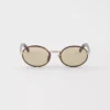 Gafas de sol Prada con la icónica placa metálica Gafas de sol Prada con la icónica placa metálica