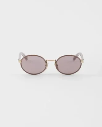 Gafas de sol Prada con la icónica placa metálica