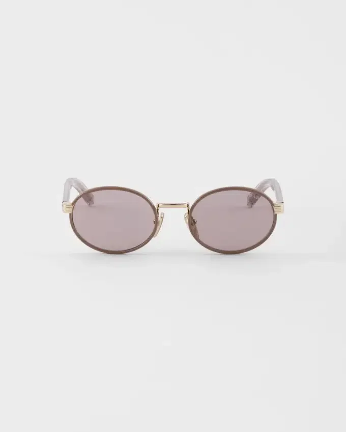 Gafas de sol Prada con la icónica placa metálica Gafas de sol Prada con la icónica placa metálica