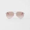 Gafas de sol Prada con la icónica placa metálica Gafas de sol Prada con la icónica placa metálica