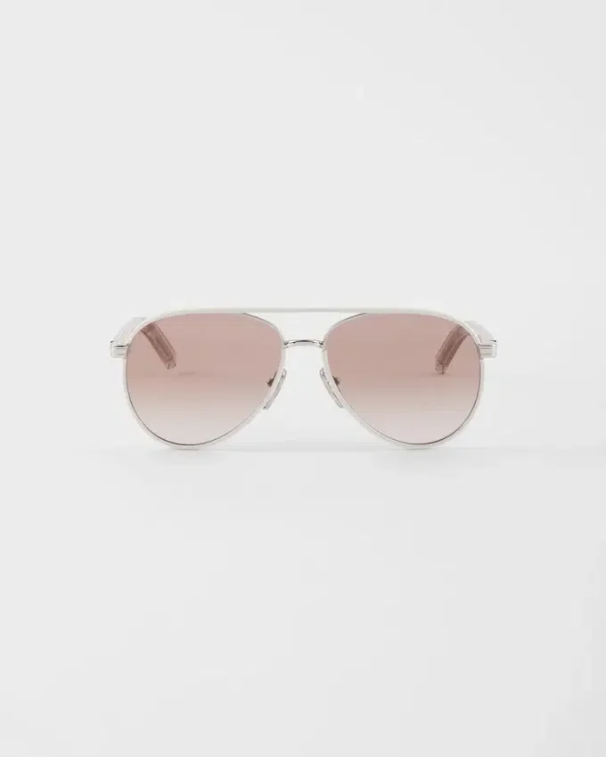 Gafas de sol Prada con la icónica placa metálica Gafas de sol Prada con la icónica placa metálica