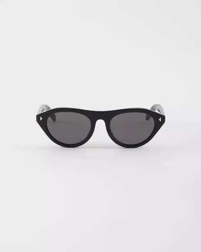 Gafas de sol Prada con la icónica placa metálica Gafas de sol Prada con la icónica placa metálica
