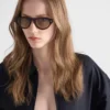 Gafas de sol Prada con la icónica placa metálica Gafas de sol Prada con la icónica placa metálica