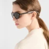 Gafas de sol Prada con la icónica placa metálica Gafas de sol Prada con la icónica placa metálica