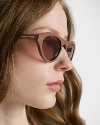 Gafas de sol Prada con la icónica placa metálica Gafas de sol Prada con la icónica placa metálica