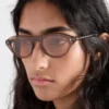 Gafas de sol Prada con la icónica placa metálica Gafas de sol Prada con la icónica placa metálica