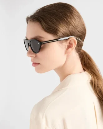 Gafas de sol Prada con la icónica placa metálica Gafas de sol Prada con la icónica placa metálica