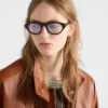 Gafas de sol Prada con la icónica placa metálica
