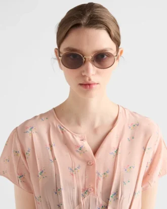 Gafas de sol Prada con la icónica placa metálica