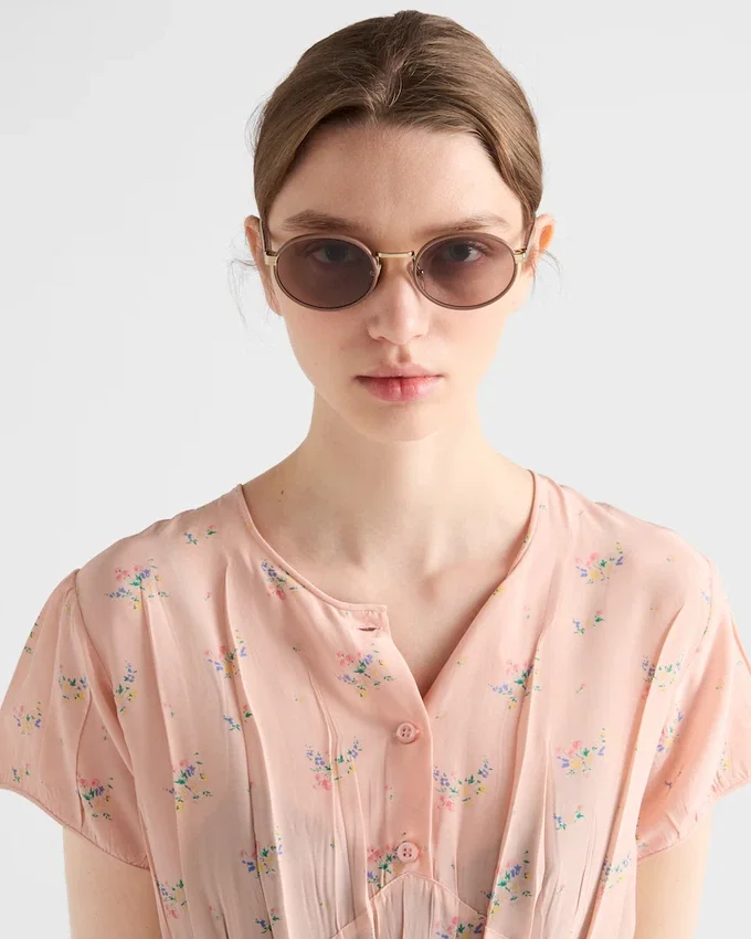 Gafas de sol Prada con la icónica placa metálica Gafas de sol Prada con la icónica placa metálica