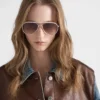 Gafas de sol Prada con la icónica placa metálica Gafas de sol Prada con la icónica placa metálica