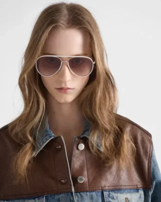 Gafas de sol Prada con la icónica placa metálica Gafas de sol Prada con la icónica placa metálica