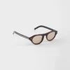 Gafas de sol Prada con la icónica placa metálica Gafas de sol Prada con la icónica placa metálica