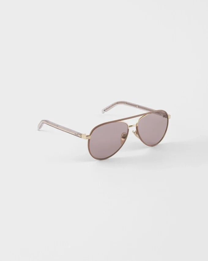 Gafas de sol Prada con la icónica placa metálica Gafas de sol Prada con la icónica placa metálica