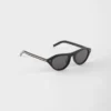 Gafas de sol Prada con la icónica placa metálica Gafas de sol Prada con la icónica placa metálica